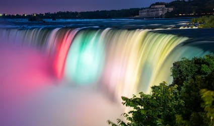 Visite nocturne des illuminations et des feux d’artifice des chutes du Niagara au départ du Canada